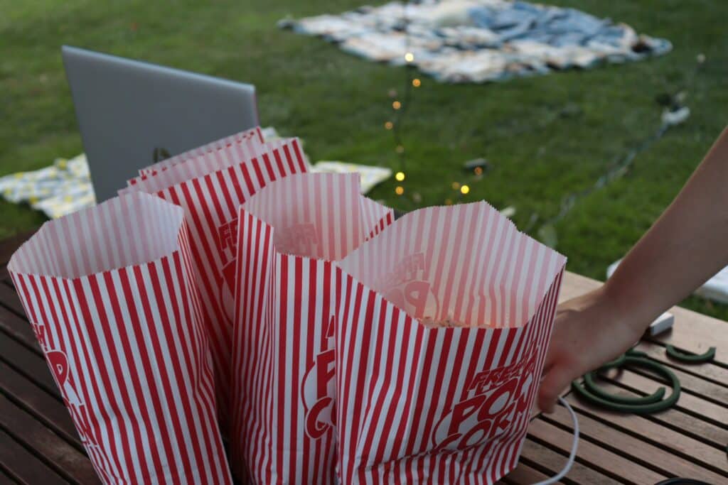 Sofá, peli y palomitas ¿cómo montar una sesión de cine en casa