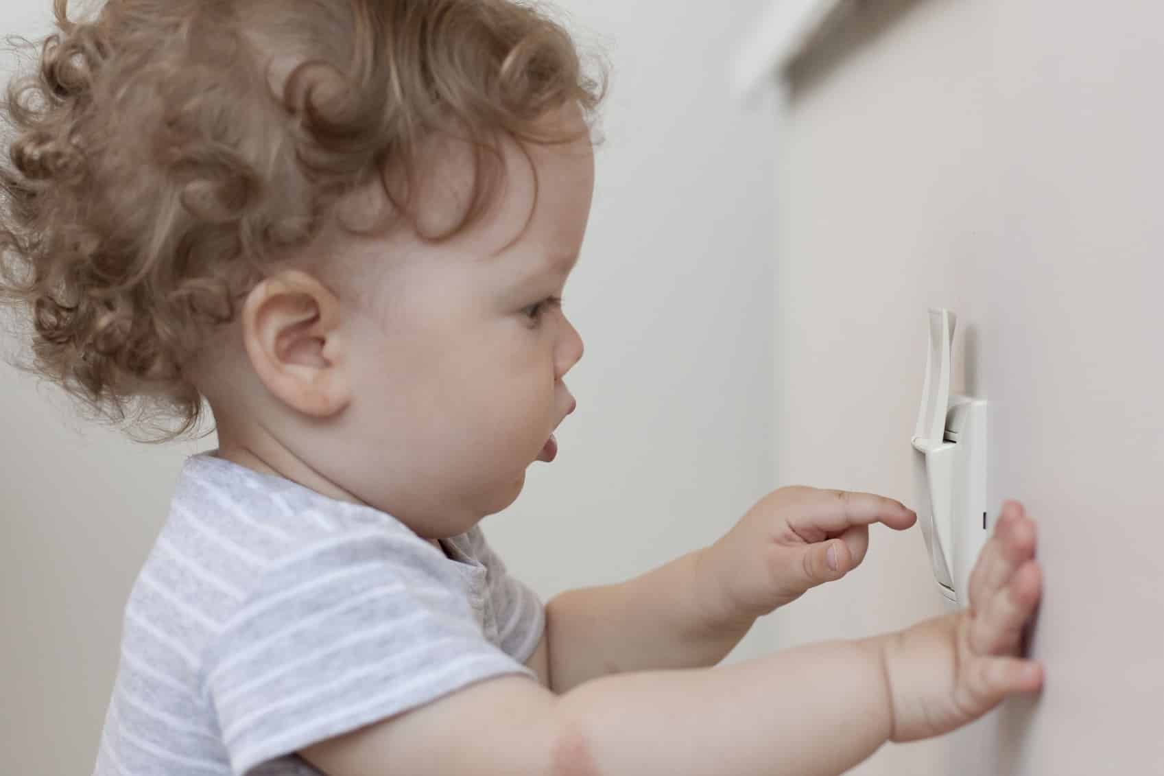 La electricidad es un elemento peligroso con el que muchos niños quieren jugar