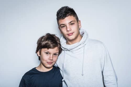 El hermano influye mucho en los pequeños. El hermano influye mucho en los pequeños.