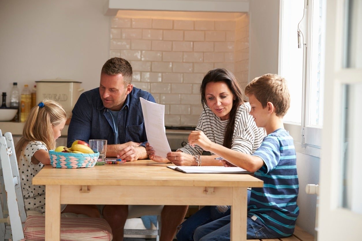 Los padres españoles sienten que pasan poco tiempo con sus hijos Los padres españoles sienten que pasan poco tiempo con sus hijos