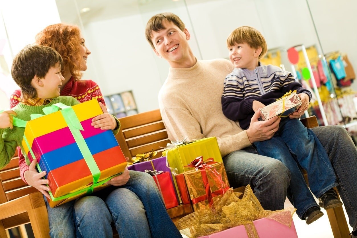 Las compras navideñas pueden ser un gran gasto si no se tiene cuidado. Las compras navideñas pueden ser un gran gasto si no se tiene cuidado.