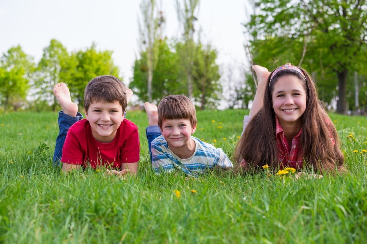 Los primogénitos suelen ser menos problemáticos que los siguientes hijos. Los primogénitos suelen ser menos problemáticos que los siguientes hijos.