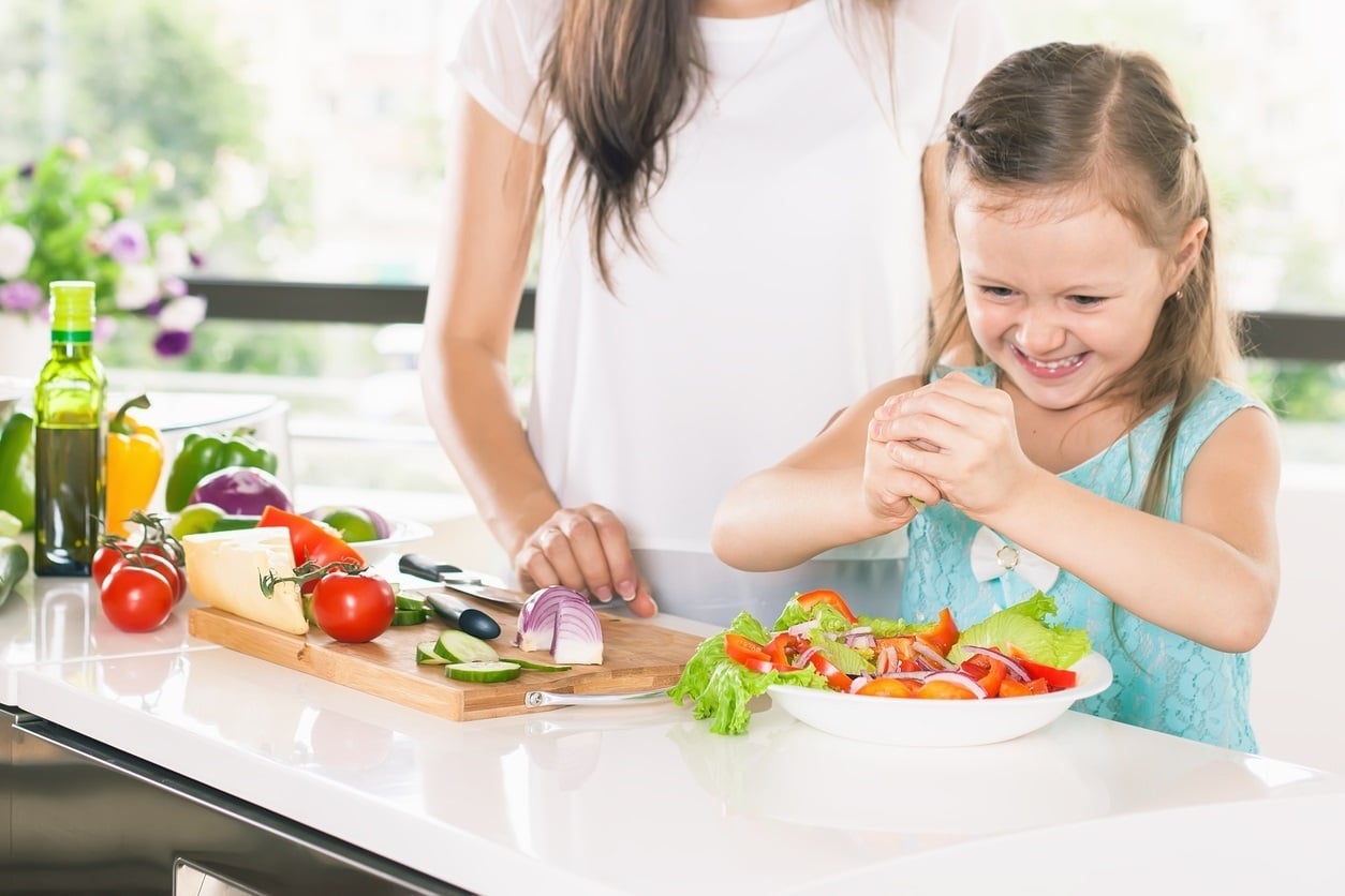 Hacer participar a los niños en la cocina ayuda a mejorar su dieta. Hacer participar a los niños en la cocina ayuda a mejorar su dieta.
