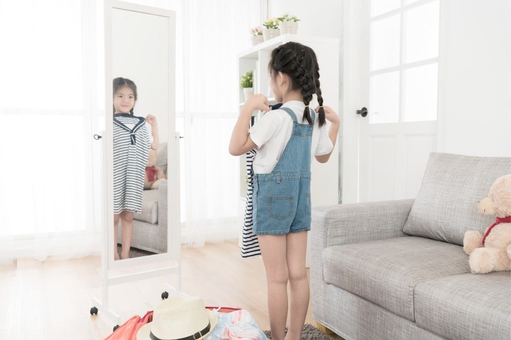 Hacia los dos años de edad los niños empiezan a preocuparse por su aspecto. Hacia los dos años de edad los niños empiezan a preocuparse por su aspecto.