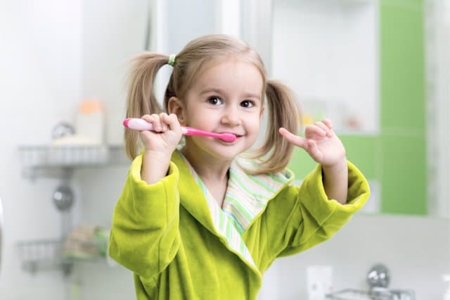 Consejos para introducir buenas rutinas en niños por las noches.