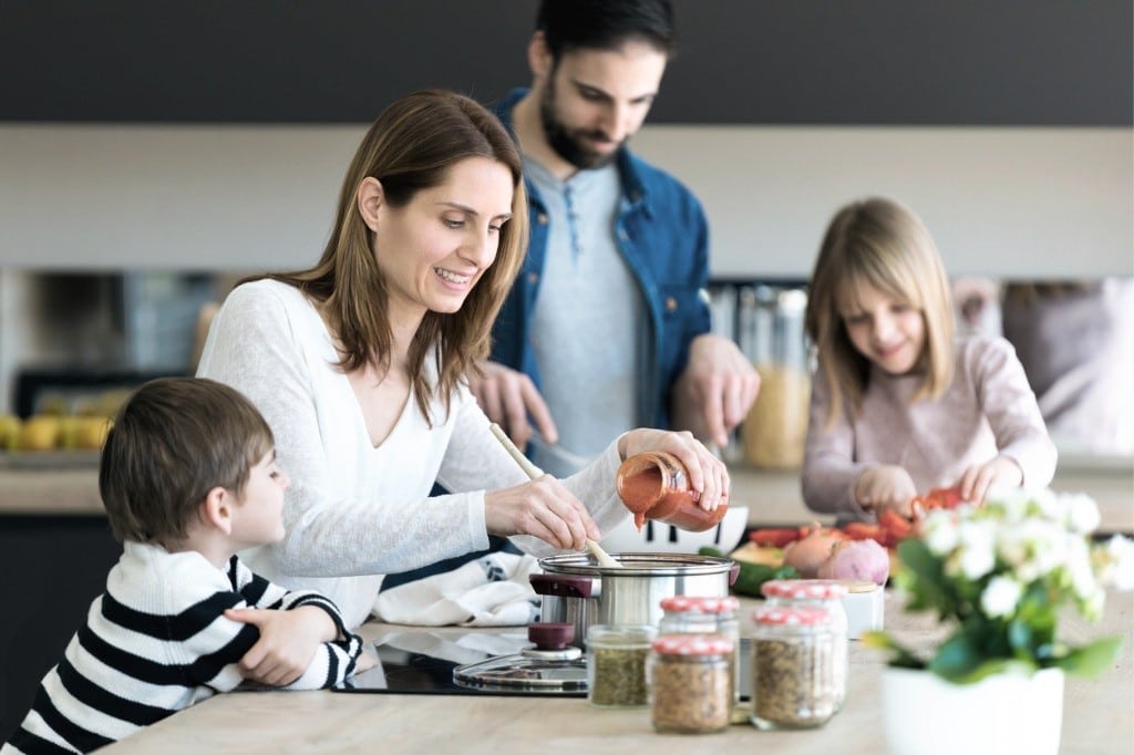 Comer en familia para prevenir la obesidad infantil Las comidas en familia ayudan a prevenir la obesidad infantil.