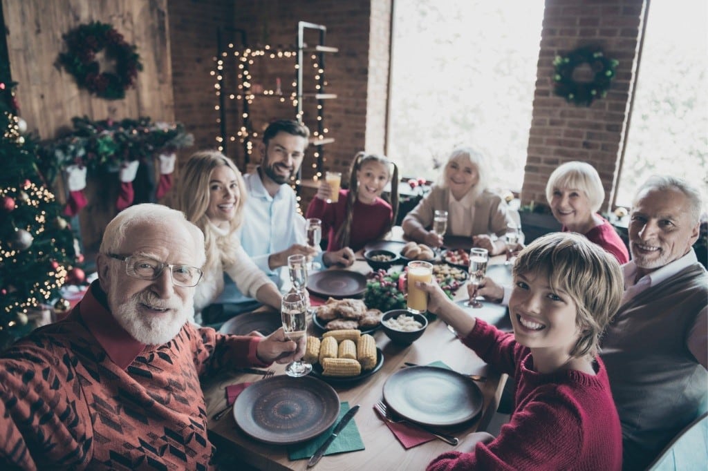 Los beneficios de pasar una Navidad en familia Una cena de Navidad en familia es mucho más que un reencuentro.