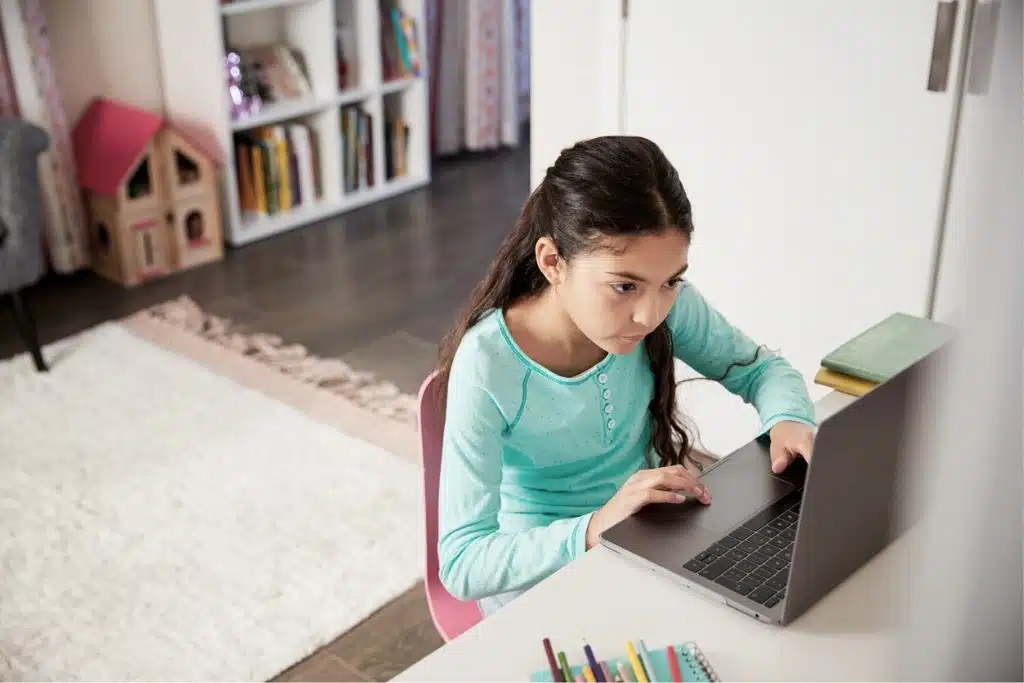 Consejos para una buena postura: cuidar la espalda durante el confinamiento Descubre los mejores consejos para cuidar la postura y la salud de la espalda de los niños durante el confinamiento.