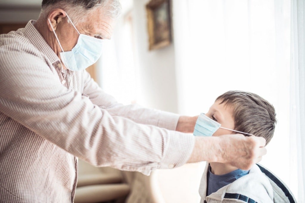 Cómo cuidar de los abuelos durante la vuelta al cole Los abuelos y el cuidado de los nietos seguirán presentes en la vuelta al cole del 2020 marcado por la Covid-19, hay que aprender a cuidar de su salud.