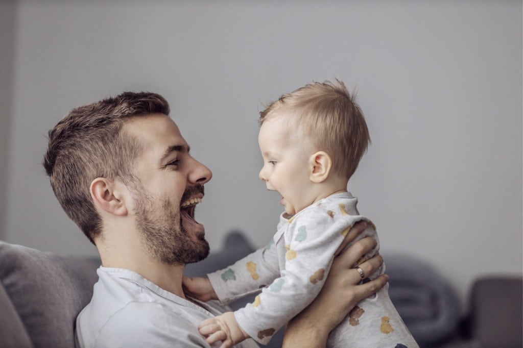 ¿Bilingüismo en bebés? ¡No! Prefieren su propio idioma A la hora de hablar con nuestros bebés, mejor hacerlo en su "idioma"