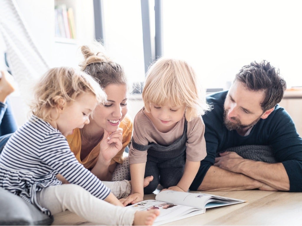 ¿Quieres que te lea un cuento? La pregunta que nunca debe faltar en casa La lectura de cuentos en familia tiene grandes beneficios para los niños.