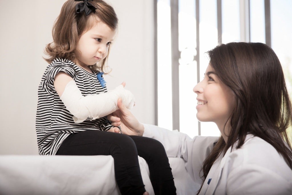 Escayola en niños, ¿cómo ayudarles a llevarlas? Todo lo que debes saber sobre las escayolas de tus hijos.