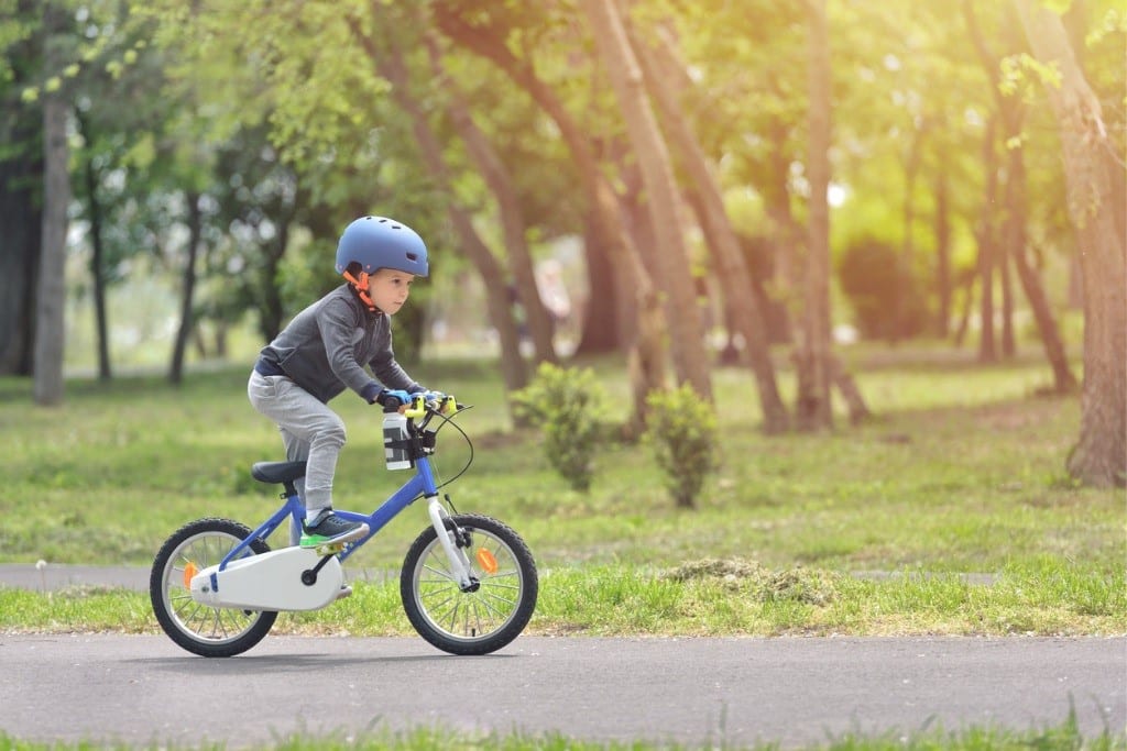 Cómo enseñar a los niños a montar en bicicleta sin presionar Aprender a montar en bicicleta puede ser sencillo y divertido sin la presión de los padres.