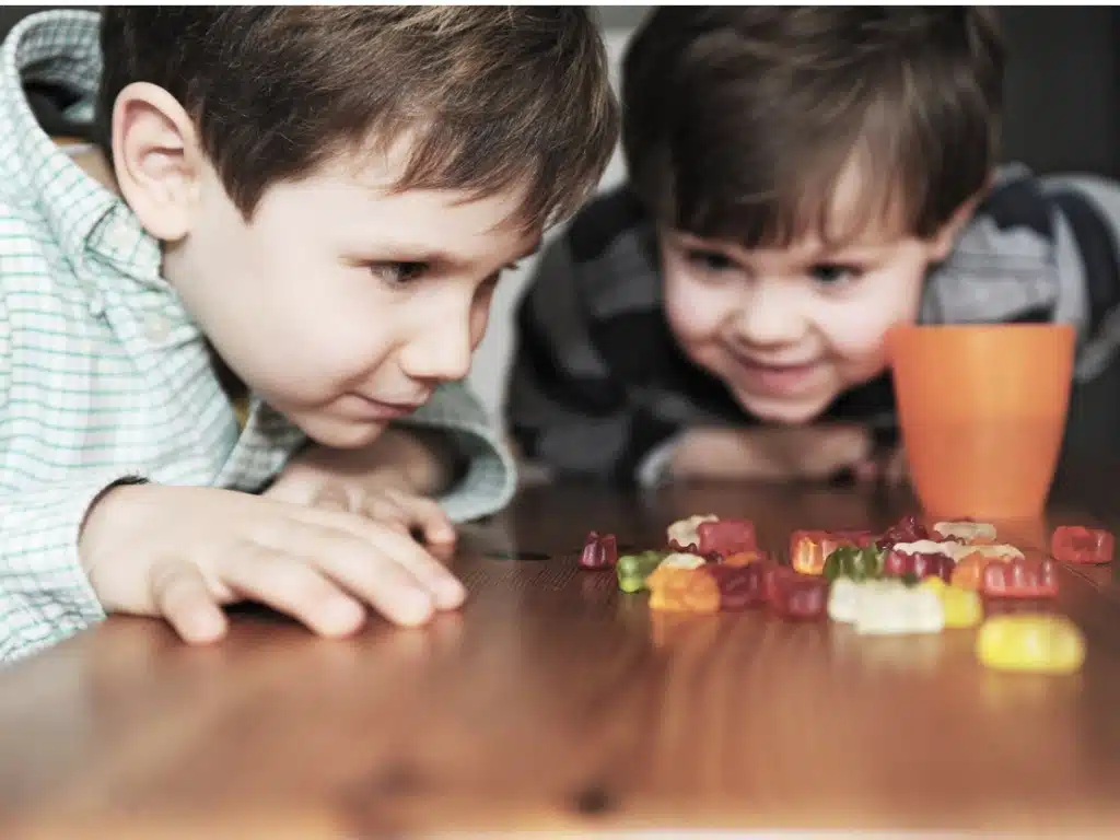 Enseñar un consumo responsable de golosinas a los hijos es posible Descubre cómo enseñar a tus hijos un consumo responsable de golosinas.