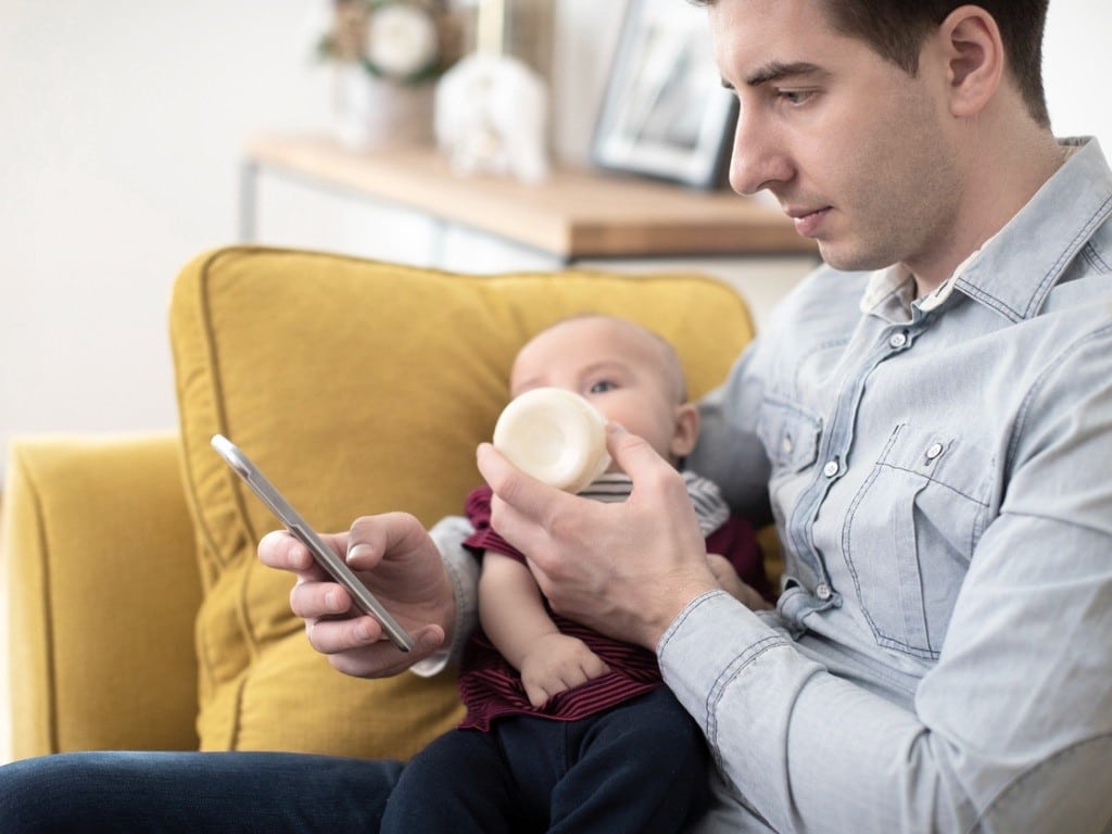 Más de la mitad de los padres no respetan las normas tecnológicas que piden a sus hijos Muchos padres no tienen un uso responsable de las nuevas tecnologías.
