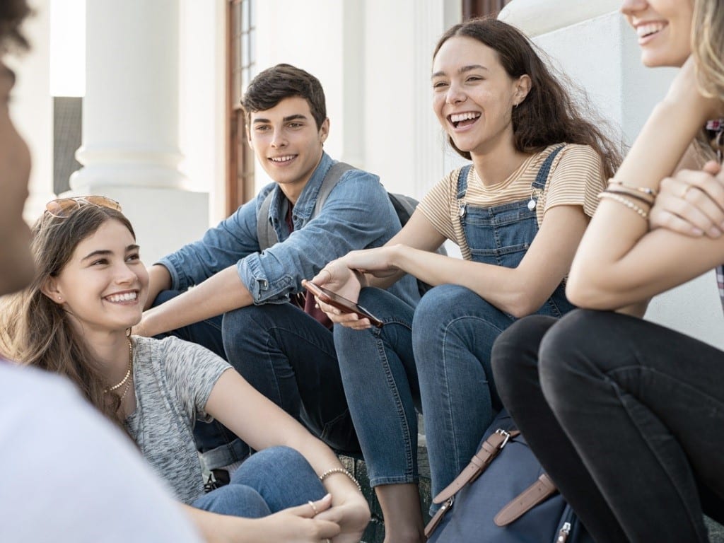La importancia de las amistades sanas en la adolescencia Las amistades sanas en la adolescencia son muy importantes y los padres deben saber cómo enseñarles a sus hijos a encontrarlas.