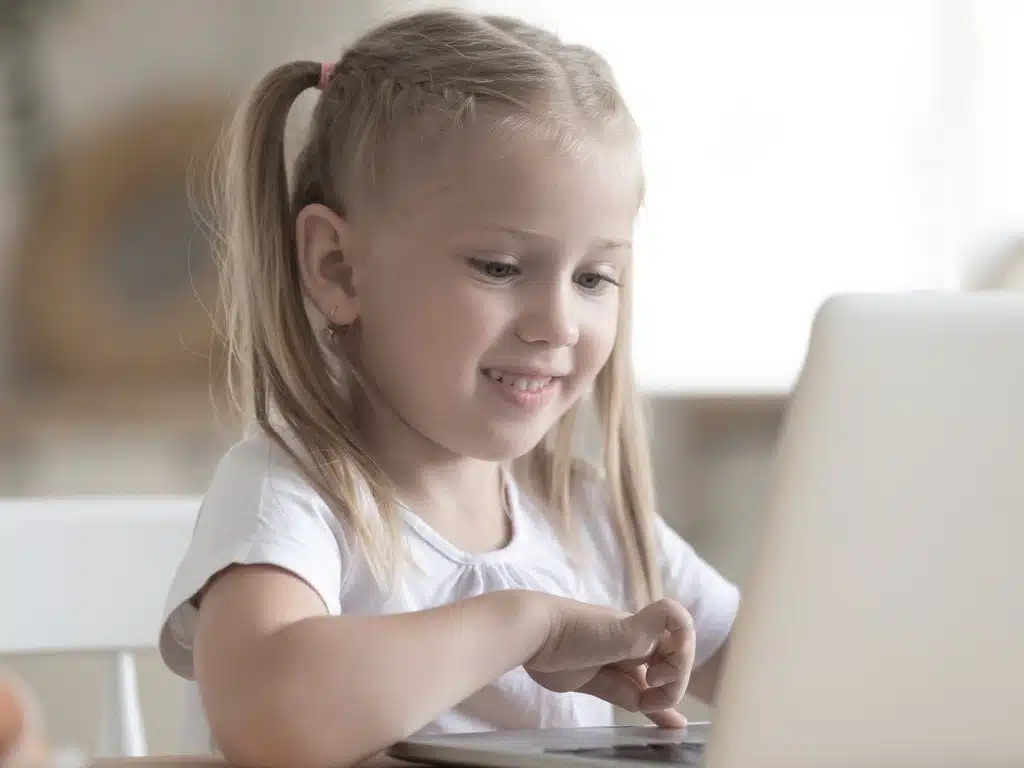 Enseñar hábitos saludables en el consumo de pantallas Estos son los mejores hábitos más saludables para usar las nuevas tecnologías.