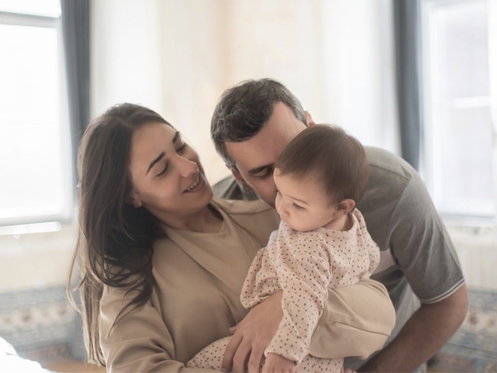 El 40% de los padres españoles se sienten culpables por la crianza de sus hijos Muchos padres sienten que no dedican el tiempo suficiente para asegurar una buena crianza de sus hijos.