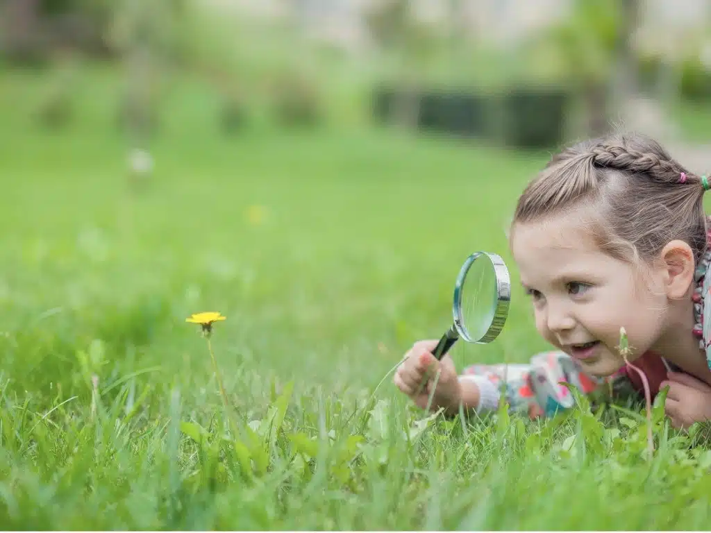 Los beneficios que aporta el aprendizaje en movimiento El aprendizaje en movimiento se aprovecha de la curiosiad que siente todo niño para promover el descubrimiento.