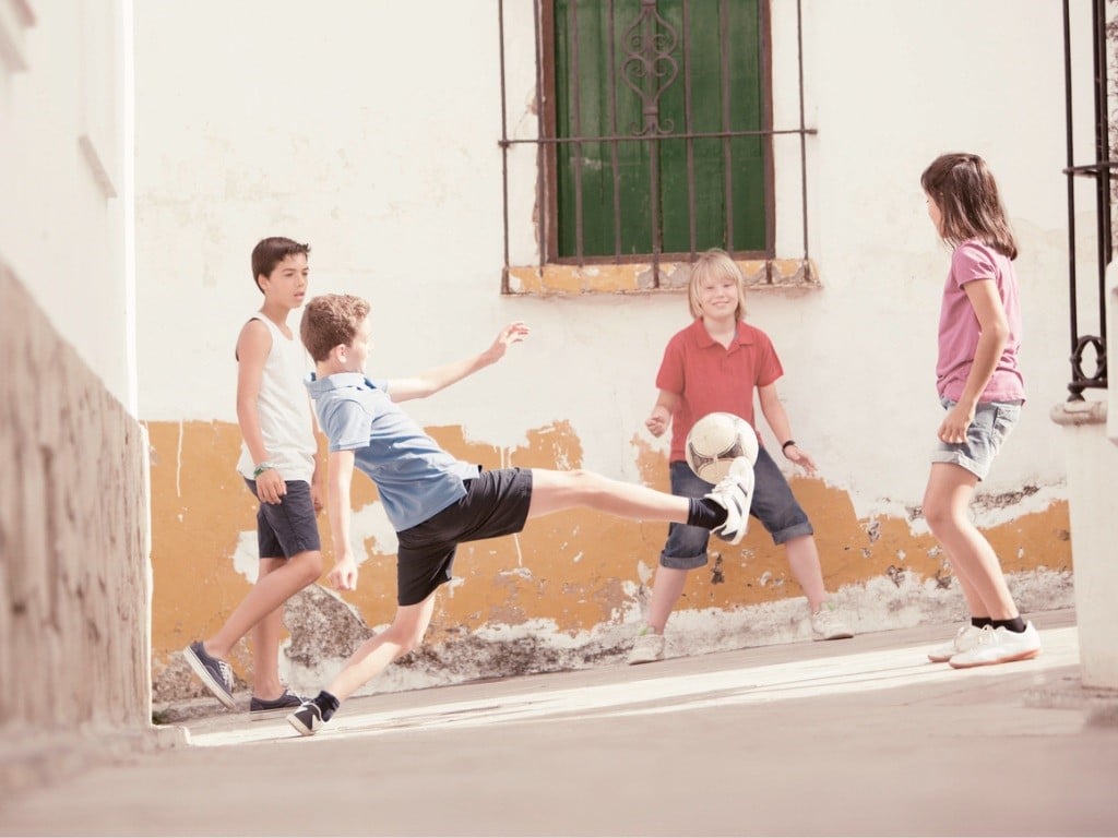 Cómo disfrutar del juego en la calle y cuáles son sus beneficios Jugar al aire libre tiene grandes beneficios para los más pequeños de la casa.