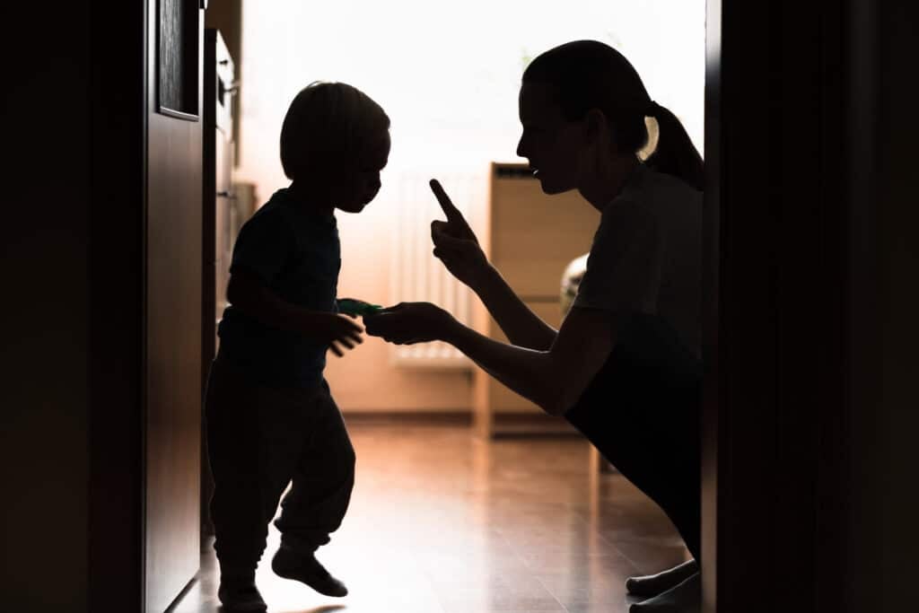 Madre e hijo. Ella diciéndole no, con cariño, amor y respeto.