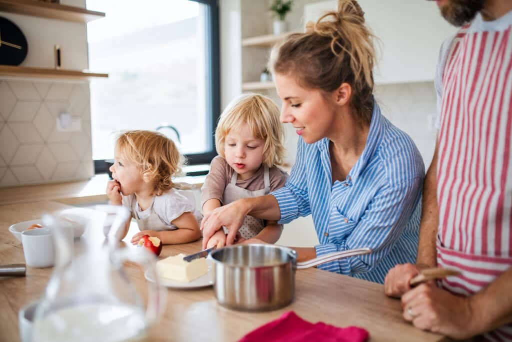 En familia. Madre y niños en la cocinando. Familia feliz. Plan en familia.