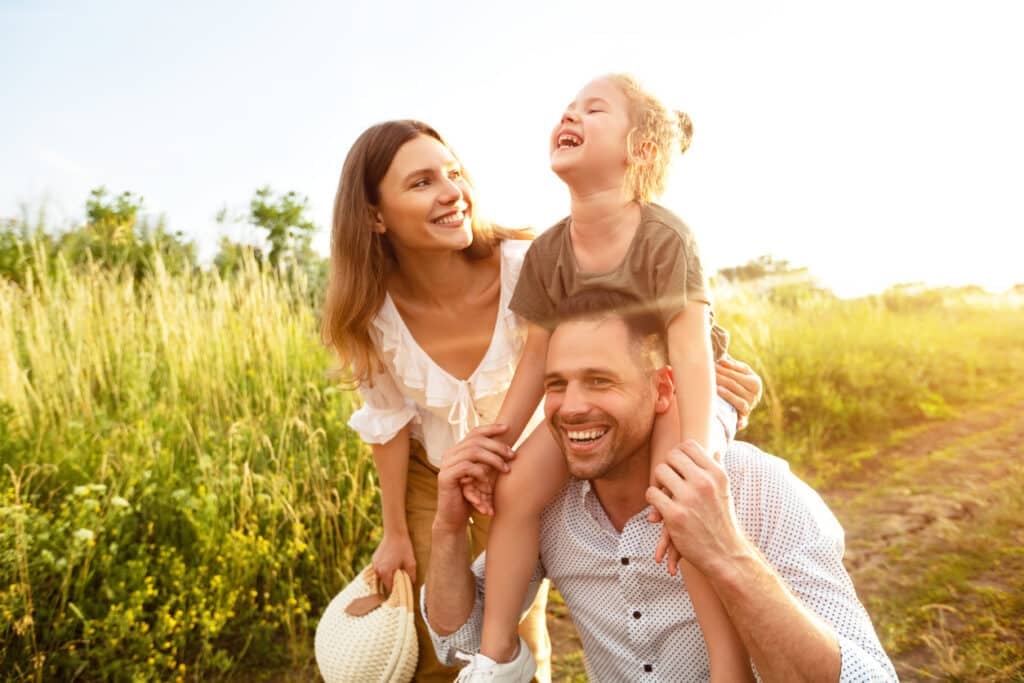 familia feliz hablando en el campo