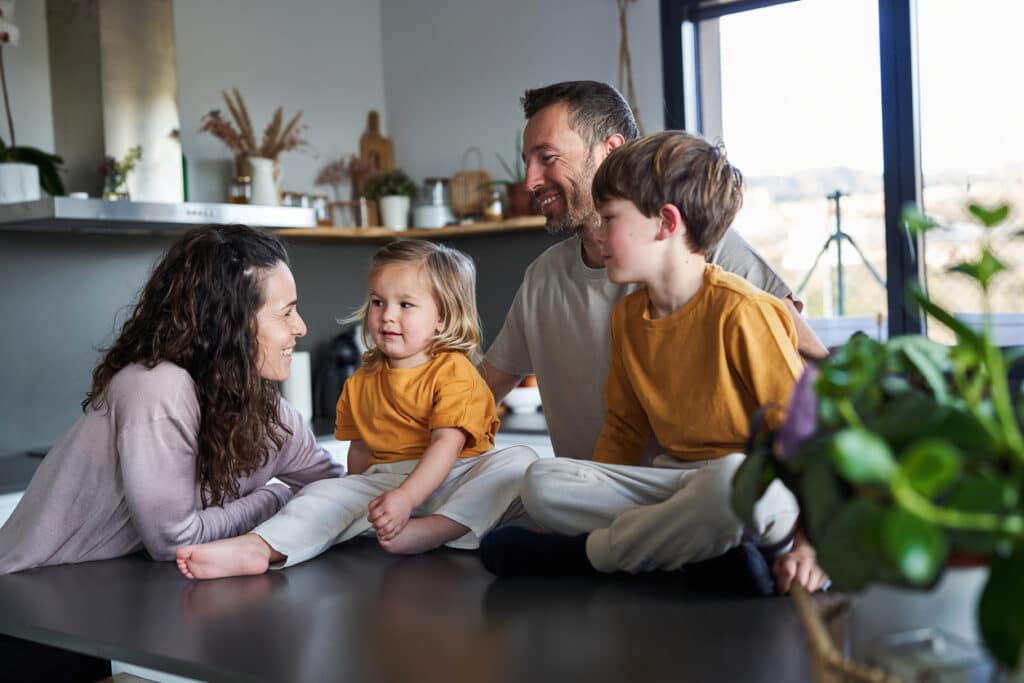 Familia feliz en la cocina.