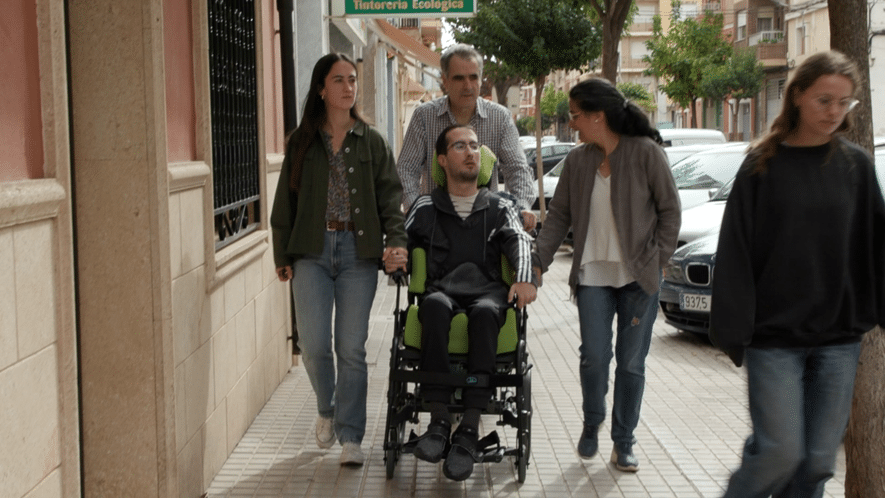 Ana, Fernando, Fran e Inma pasean por las calles de Yecla.