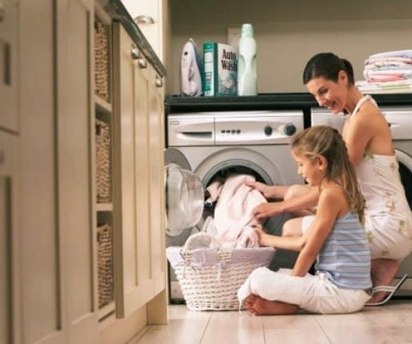 Por qué es bueno que los hijos ayuden con las tareas domésticas