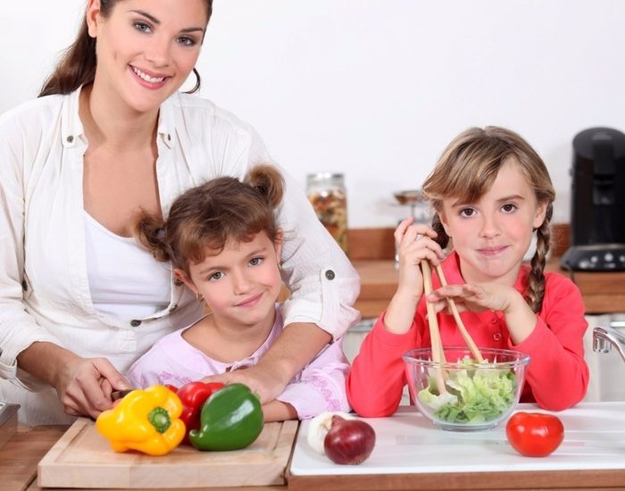11/02/2014 Cómo hacer que los niños coman verduras.

el pasado número habíamos llegado a la conclusión de la necesidad de "retomar" los hábitos de la dieta mediterránea. Para ello, una de las claves es intentar conseguir las cinco raciones diarias entre frutas y verduras. El grupo de población que posiblemente presente más problemas para llegar a este objetivo es el infantil.

SOCIEDAD
ING IMAGE