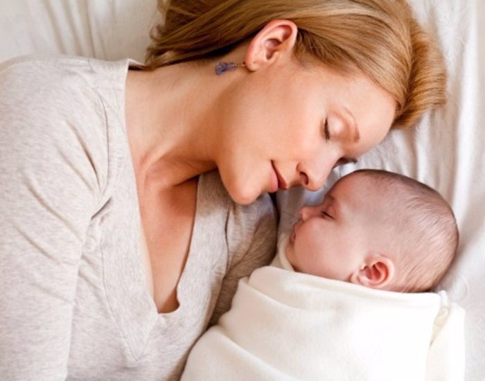 13/03/2014 El sueño del bebé.

El sueño del bebé es muy importante para el descanso de los padres. Sin embargo, según un estudio realizado por la Sociedad Española del Sueño (SES) en colaboración con Dodot, 1 de cada 4 bebés no consigue dormir toda la noche de un tirón. Además, el 60 por ciento de los bebés tiene dificultades para quedarse dormido y despertares frecuentes.

SOCIEDAD
THINKSTOCK