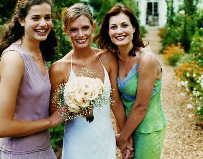 04/04/2014 Bodas de verano, elegir vestido y complementos.

encantan, porque estamos más guapas y lucimos más. No solemos meter la pata a la hora de elegir vestido, sin embargo, siempre hay pequeños detalles de estilo y saber estar que puede que alguna vez se te hayan escapado y, si no, repasa esta lista.

SOCIEDAD
THINKSTOCK