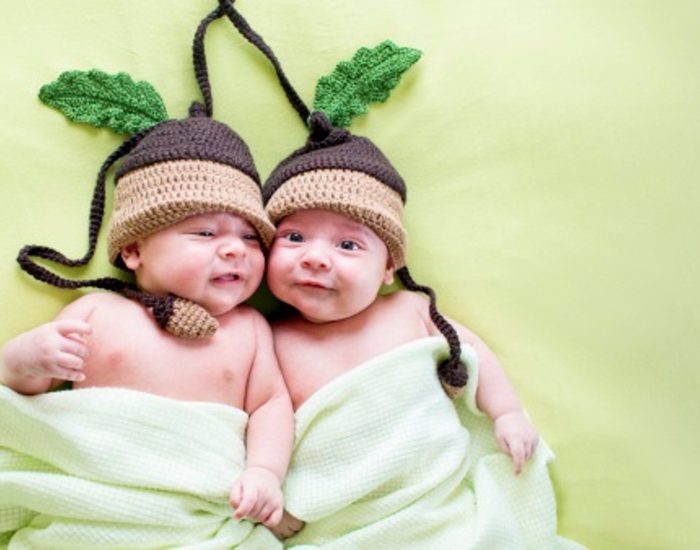 16/04/2014 Mellizos o gemelos, cuando vienen dos.

vida cambia de una manera radical. Si cuando llega un hijo se trastoca la organización familiar, cuando son dos o tres hijos recién nacidos los que llegan, hay que asumir que van a absorber la mayor parte del tiempo de los padres. La dedicación es total los primeros meses, con tomas y cambios de pañal que se suceden día y noche. El baño o el paseo se convierten en una tarea heroica para padres primerizos. El cansancio del principio cede al cabo de los meses, uno se organiza y pone mucho empeño en no perder el norte. Los padres de trillizos o gemelos suelen oír de amigos o conocidos que no saben cómo se atreven a ir al parque con tres, o llevarlos a la guardería por las mañanas, o ir a un restaurante... pero es imprescindible hacer una vida lo más normal posible y las familias de múltiples deben hacer un esfuerzo extra por conseguirlo. Cuando los niños van creciendo, los retos cambian, el cansancio físico cede, pero surge más necesidad de atención para educar a niños que son de la misma edad, pero diferentes. Por un lado, se entretienen mucho más entre ellos, por otro lado es más difícil que niños iguales guarden turnos, cedan en las cosas, se sientan únicos teniendo al lado a uno o más hermanos de la misma edad.

SOCIEDAD
THINKSTOCK
