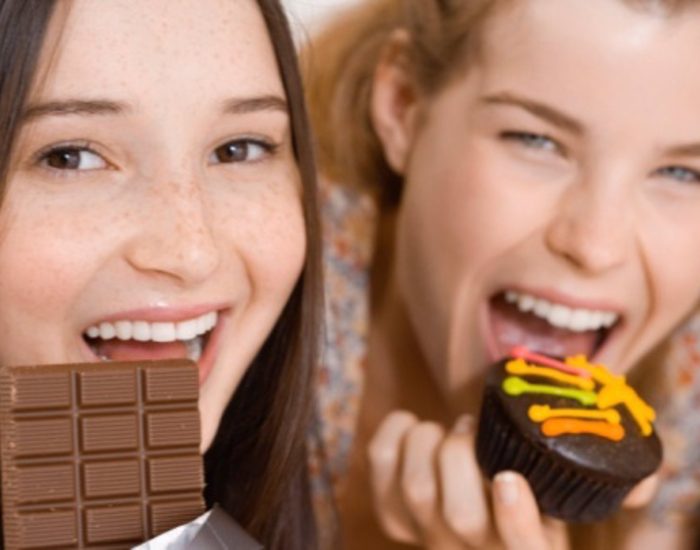 29/05/2014 Cómo afecta el chocolate al acné.

hay evidencias científicas que muestren que el consumo de chocolate produzca un agravamiento del acné o que lo provoque. Es loq ue asegura un estudio reciente, aunque único en este sentido, que incluso muestra que el chocolate podría ser beneficioso y tener efectos protectores para la piel.

SOCIEDAD
THINKSTOCK