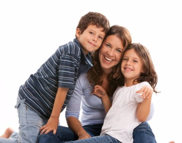 26/06/2014 Diez hábitos de las madres felices.

felicidad es un estado de ánimo, una sensación de bienestar que nos invade de manera muy agradable.  En este estado intervienen factores internos y personales, pero también externos y en el caso de las madres, particulares y relacionados con los hijos, la pareja, la familia, los amigos... Meg Meeker, pediatra con 25 años de profesión, madre desde los 26 años y experta en Educación, Adolescencia e Infancia ha desgranado en su libro Los 10 hábitos de las madres felices la esencia de la felicidad materna.

SOCIEDAD
THINKSTOCK