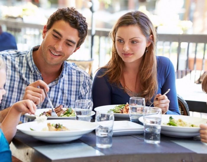 21/11/2014 Trucos para que salir a comer con niños sea un éxito
SOCIEDAD
THINKSTOCK