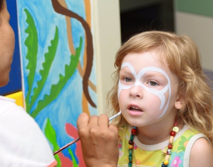 14/01/2015 Ideas para disfrazar a los niños.

disfraces les permiten jugar a la interpretación y su imaginación se pone a todo ritmo cuando se ven convertidos en un personaje o animal. Si bien podemos adquirir disfraces muy económicos en tiendas especializadas en fiestas y jugueterías, también podemos confeccionarlos nosotros y montar un teatro en casa.

SOCIEDAD
THINKSTOCK
