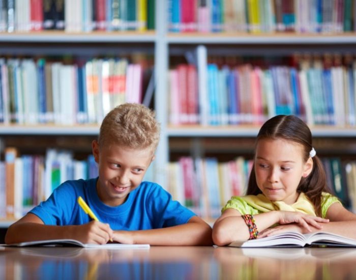 25/02/2015 Dislexia, problemas en la lectura de los niños.

dificultades a la hora de aprender a leer de forma fluida son normales a ciertas edades. Sin embargo, si persisten de forma reiterada, es posible que sean síntoma de que nuestro hijo tiene dislexia, una dificultad para aprender a leer de forma fluida a pesar de la inteligencia y la motivación.

ESPAÑA EUROPA MADRID SOCIEDAD
THINKSTOCK
