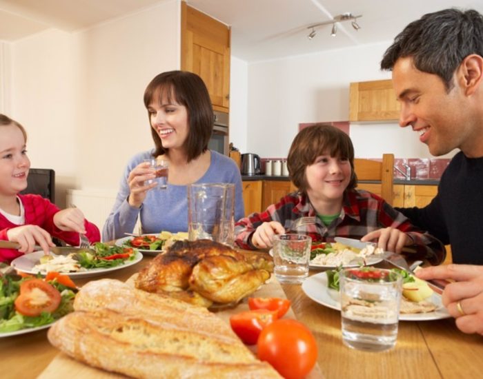 10/03/2015 Falsos mitos sobre la alimentación, comida familiar.

hábitos de vida saludable es muy importante para estar sanos y fuertes, y también se relaciona con la felicidad. Sin embargo, en torno a los alimentos existen multitud de falsos mitos que debemos desterrar para siempre. Mucha gente cree que ciertos alimentos engordan y los eliminan de su alimentación, cuando esto puede ser un gran error. Te contamos algunos de los grandes falsos mitos de la alimentación.

ESPAÑA EUROPA MADRID SOCIEDAD
THINKSTOCK