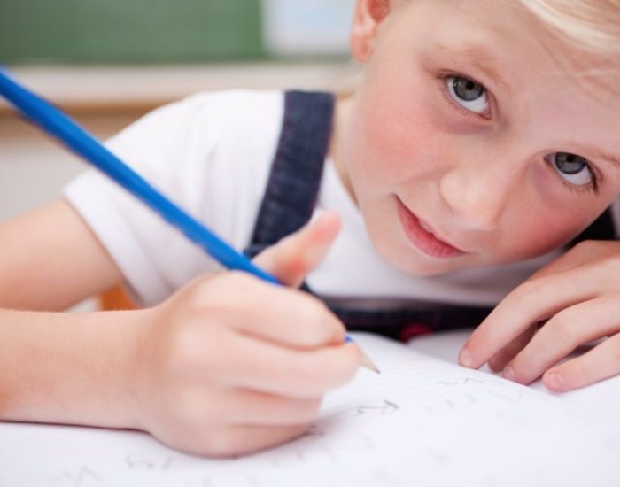 23/03/2015 Pautas para mejorar el rendimiento escolar.

padres siempre desean que sus hijos consigan mejorar el nivel de sus calificaciones y, por tanto, reflejen una mejora en el rendimiento escolar. Los niños, por su parte, necesitan principalmente organización y equilibrio en su día a día. En la mayoría de los casos, ellos no son capaces de conseguirlo por sí mismos, por ello deben ser los adultos los que les marquen las pautas adecuadas.

SOCIEDAD
THINKSTOCK