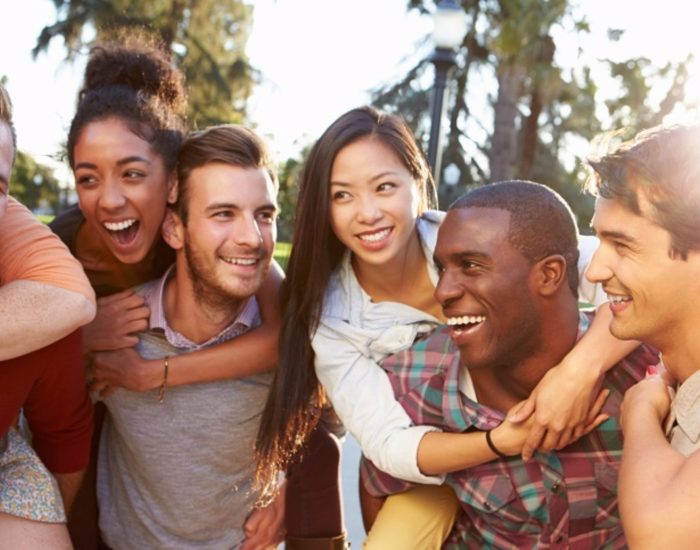 24/04/2015 Grupo de amigos.

única forma de tener un amigo es serlo (Emerson, R.W). La amistad, como cualquier otra forma de amor verdadero, tiene en su horizonte no sólo el bien personal sino el bien común de los demás. La ignorancia de este hecho es el peligro, ya que el bien común es, como dicha expresión significa, un bien para todos, que comprende en sí el conjunto de aquellas condiciones y entornos propios de la vida familiar, profesional y social.  Se trata de que los diversos grupos, y cada uno de sus miembros, consigan  una vida más plena,  lo que facilitará a su vez, cuando así ocurra, la mejora personal y la de los demás que conviven con nosotros. En suma, el desafío es una vida personal profesional y social lograda en comunidad.

POLITICA SOCIEDAD
THINKSTOCK