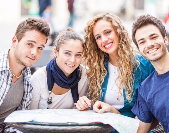 19/05/2015 Claves para caer bien y hacer amigos.

adolescencia es una etapa de la vida bastante curiosa y especial. Los adultos, después de haberse olvidado de los recuerdos más dolorosos, a menudo describen estos años como "los mejores de toda mi vida". Pero para un adolescente que conoce de primera mano las preocupaciones, la competitividad, las presiones, las rivalidades y un largo etc. de situaciones difíciles, quizá no se trate de una época demasiado dorada.

SOCIEDAD
THINKSTOCK