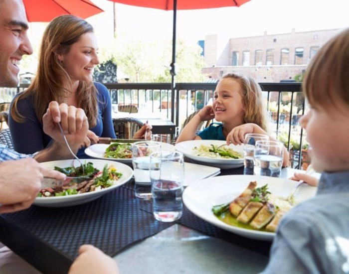 27/05/2015 Restaurante con niños.

salir a comer fuera con cualquier niño puede llegar a entrañar según qué dificultades en algunos lugares, éstas puede parecer que se multiplican si nuestro hijo tiene celiaquía, pues ser celiaco tiene una serie de limitaciones en la dieta, que debe estar alegada del gluten. Te damos algunos consejos para salir a comer fuera con un niño celiaco.

ESPAÑA EUROPA MADRID SOCIEDAD
THINKSTOCK