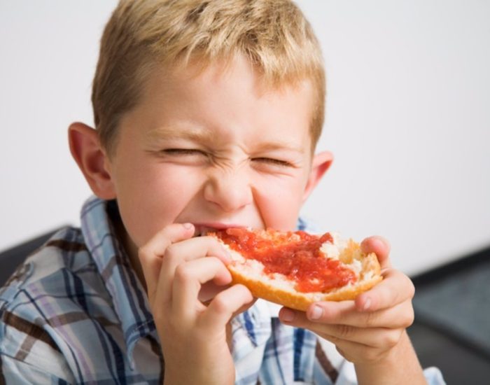 31/08/2015 El 15% de los niños son obesos.

España, el 15% de los niños son obesos. Y si se considera conjuntamente la obesidad y el sobrepeso, la cifra llega al 25%. Según los expertos, la obesidad infantil es la epidemia del siglo XXI y puede tener consecuencias para la salud, como baja autoestima, problemas en huesos y articulaciones, diabetes, colesterol, enfermedades cardiovasculares, etc.

SOCIEDAD
THINKSTOCK