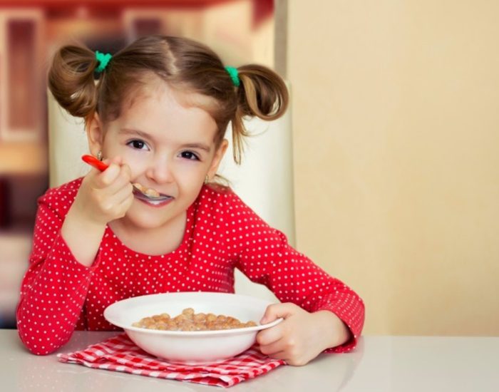 16/10/2015 El desayuno infantil: 10 datos en cifras.

desayuno es clave para que los niños puedan disfrutar de una alimentación adecuada y, tal y como apuntan desde la Fundación Española de Dietistas-Nutricionistas (FEDN), la familia es determinante en el hábito de desayunar a diario y en los alimentos que desayunan. Por eso, dejar que los niños desayunen solos es un error, y sin embargo desayunar con los padres implica que los niños desayunen de una manera más saludable.

SOCIEDAD
THINKSTOCK