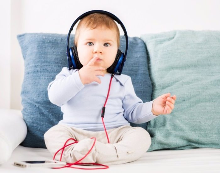 03/11/2015 La importancia de la música en el primer año del bebé.

nacer, tu hijo posee un potencial para aprender, que os corresponde a vosotros ayudar a desarrollarlo. En esta tarea la música puede convertirse en una gran aliada. Durante su infancia vuestro hijo aprende con mayor facilidad y rapidez, ya que su cerebro está más activo que el de un adulto. En este sentido, será capaz de procesar música, además de disfrutarla.

SOCIEDAD
THINKSTOCK