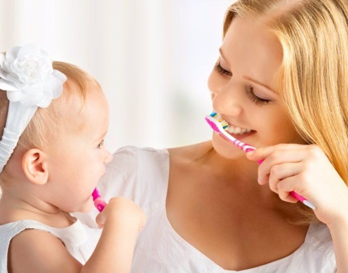 20/11/2015 El cuidado de los dientes del bebé.

uso prolongado del chupete y del biberón, así como el consumo permanente de zumos y purés, o una incorrecta higiene durante los primeros meses de tu bebé, pueden desencadenar muchos problemas en su desarrollo bucodental.

SOCIEDAD
THINKSTOCK