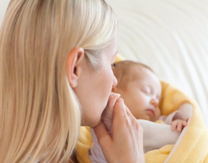 05/02/2016 Aumentan los casos de nacimientos prematuros.

pesar de que los controles ginecológicos son cada vez mejores, la tasa de nacimientos prematuros ha aumentado en los últimos años y se sitúa entre un 8 y un 10%. La Dra. Rosa Pérez-Piaya, responsable de la UCI Neonatal y Pediátrica del Hospital Universitario HM Montepríncipe junto con el Dr. Gerardo Romera, señala que ser madre a una edad tardía, los embarazos múltiples o el estrés materno son algunas de las causas que pueden influir en que el parto se produzca antes de tiempo. También la mejor atención obstétrica y pediátrica actual puede conducir a una prematuridad provocada y deseable, cuando la gestación no va bien.

SOCIEDAD
THINKSTOCK