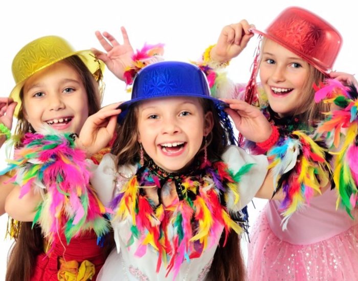 06/02/2016 Disfraces carnaval.

El carnaval es una fiesta divertidísima que puede servir como excusa para pasarlo en grande en familia mientras nos disfrazamos de seres de lo más variopinto. Por ello, os animamos a disfrazaros este año con algunas de estas ideas para vuestros hijos.

ESPAÑA EUROPA MADRID SOCIEDAD
THINKSTOCK